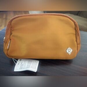 Muy elegante 👝💫Lululemon Athletica Mustard Toiletry Bag